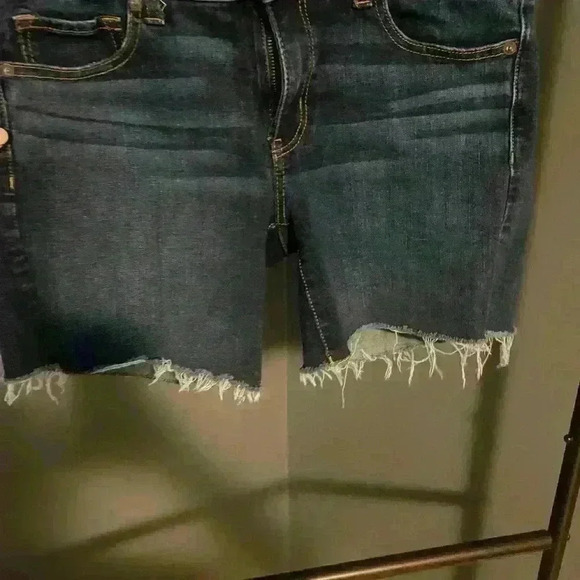 American Eagle Women’s Dark wash midi shorts size 8, 360 super stretch - Picture 6 of 10